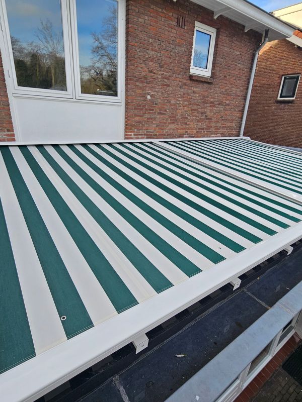 Foto van een groen zonnescherm