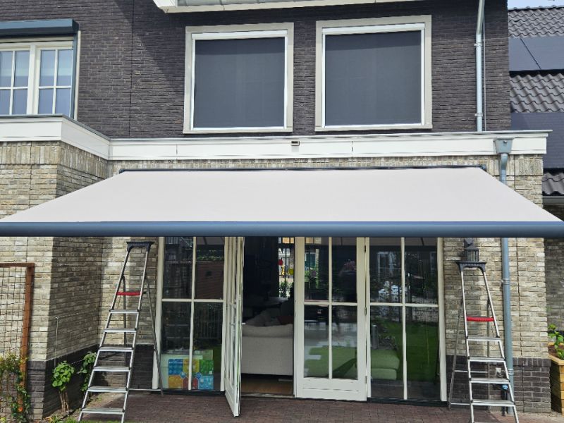 Buitenzonwering in de kleur wit