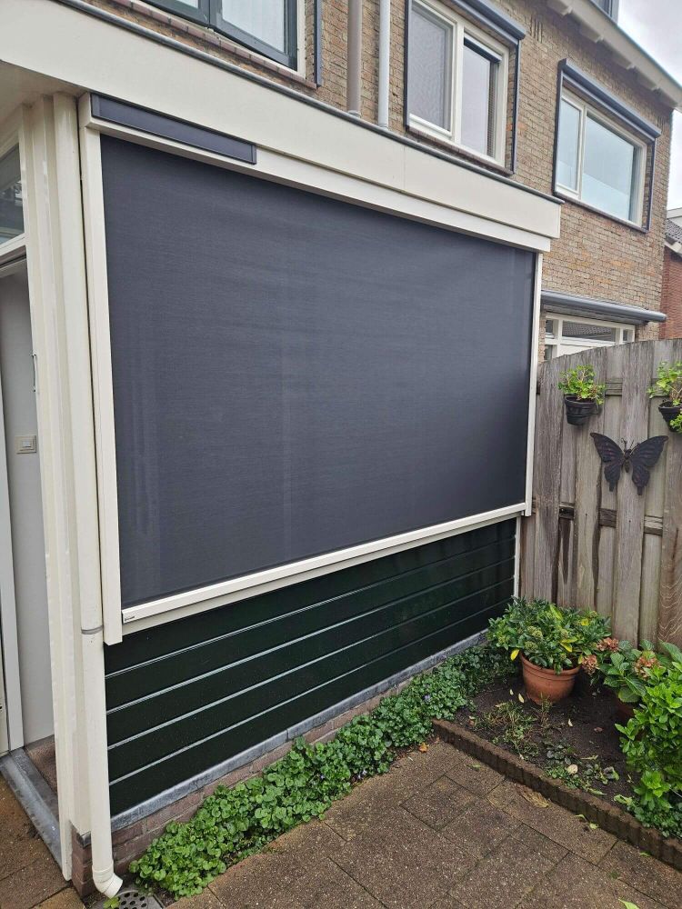 Foto van zonwering in de kleur zwart