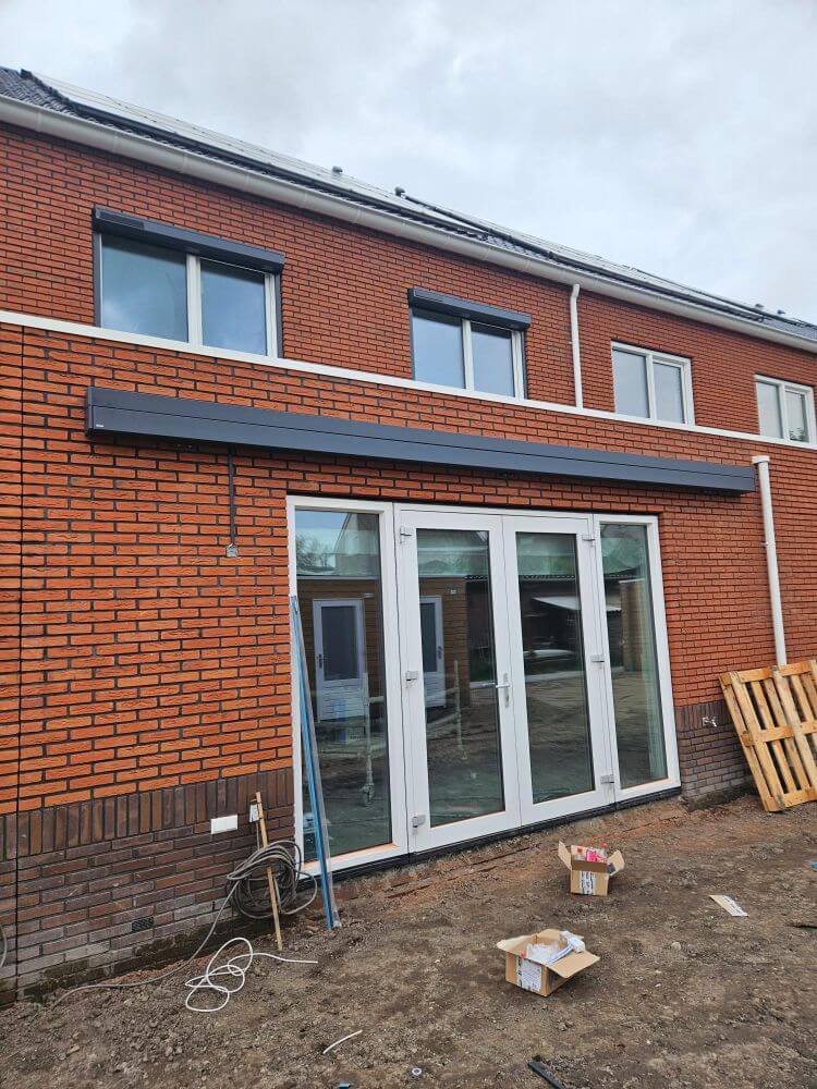 Een foto van een ingeklapt zonnescherm