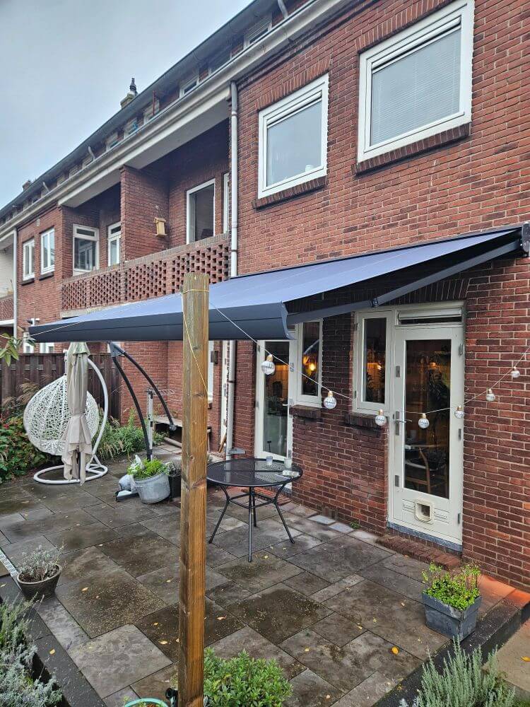 uitgeklapt zonnescherm buiten